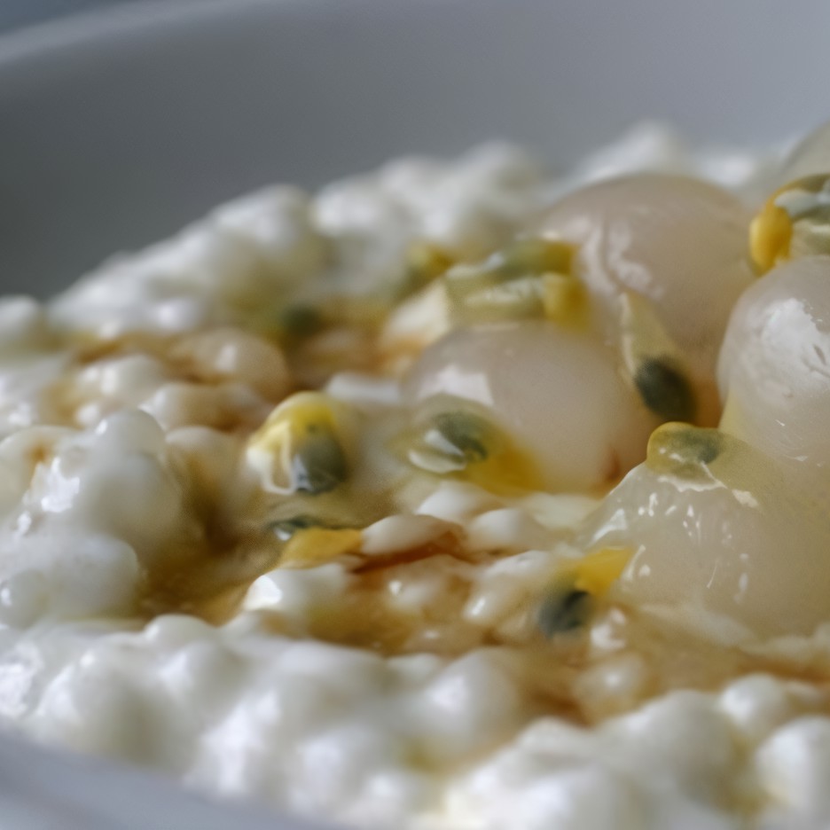 Кокосовая тапиока с личи и маракуйей