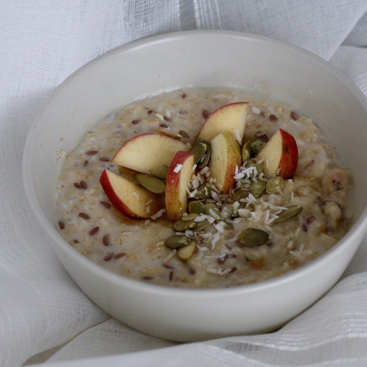 Кокосовая овсянка с яблоком и кленовым сиропом