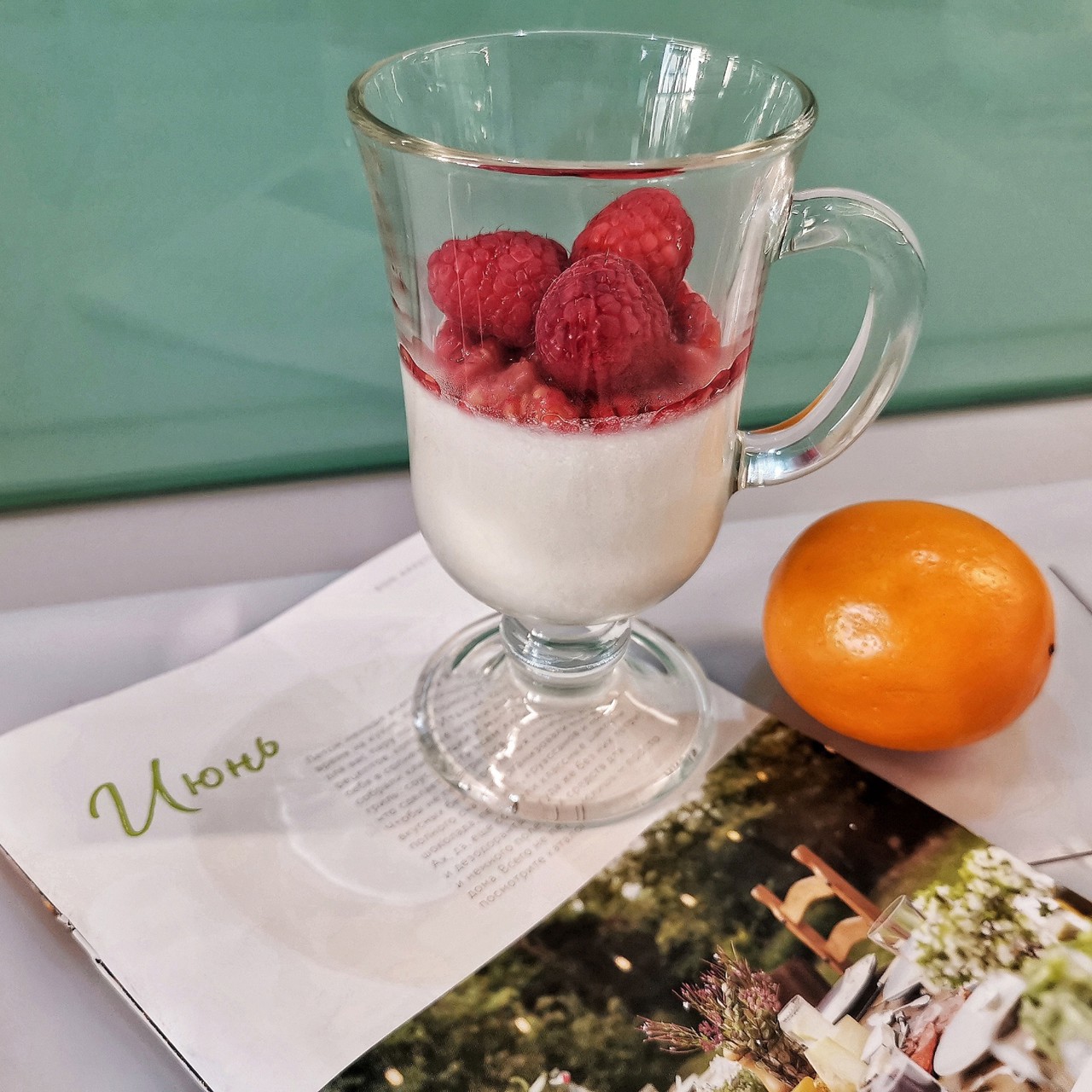 Кокосовая панна-котта с малиной