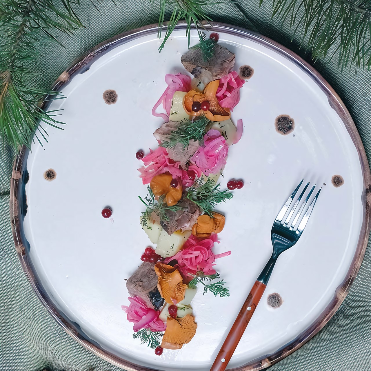 Коми-пермяцкий салат с солониной из лосятины, квашеной капустой, моченой брусникой и толченым картофелем