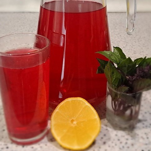 Домашний компот из базилика с мятой и лимоном