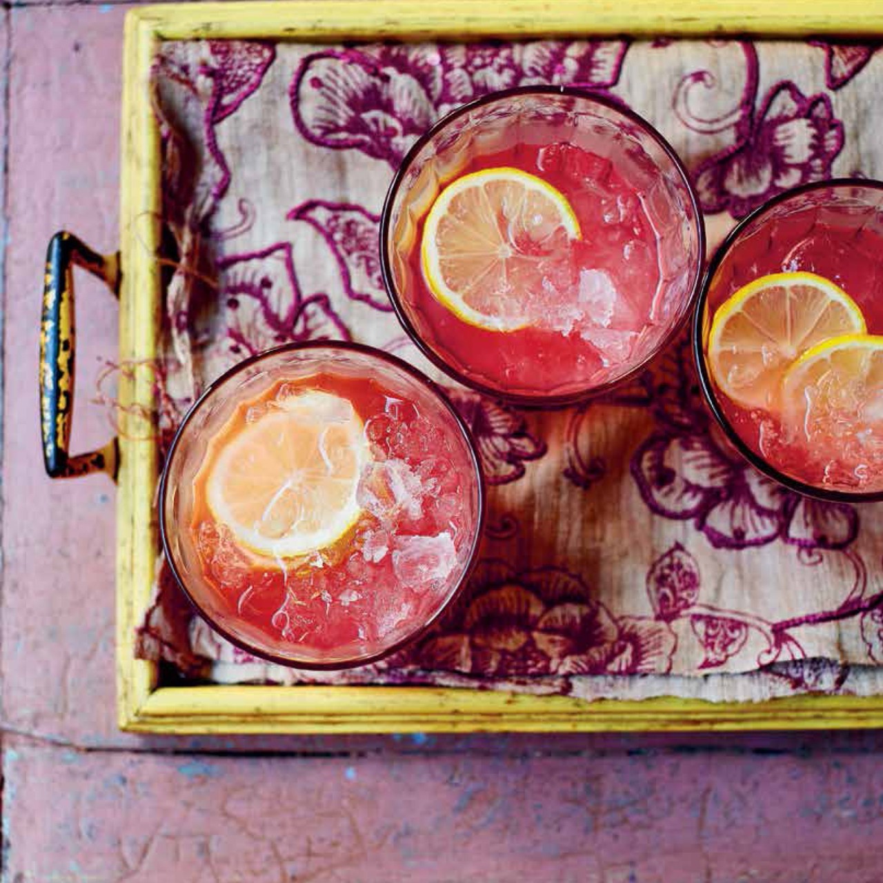 Компот из ревеня и яблок с гвоздикой