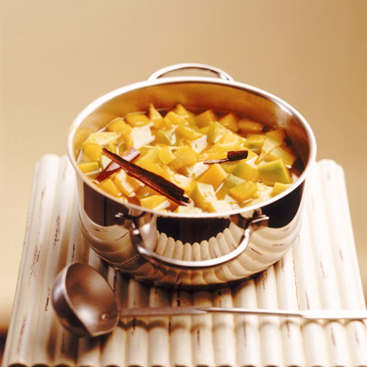 Компот из свежих яблок и мандаринов