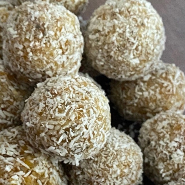 Конфеты из кураги, грецких орехов и кокосовой стружки