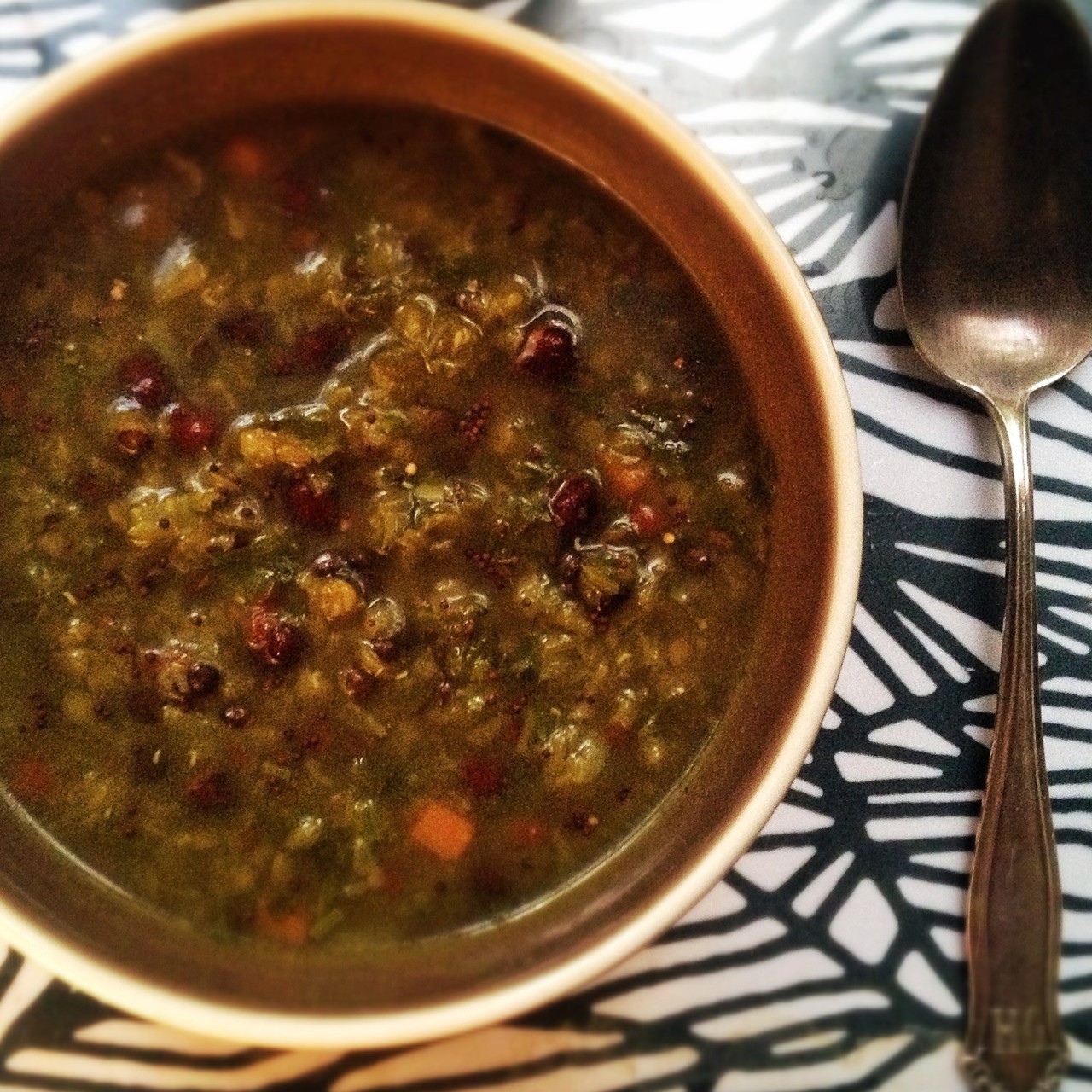 Контрастный суп с коричневым нутом