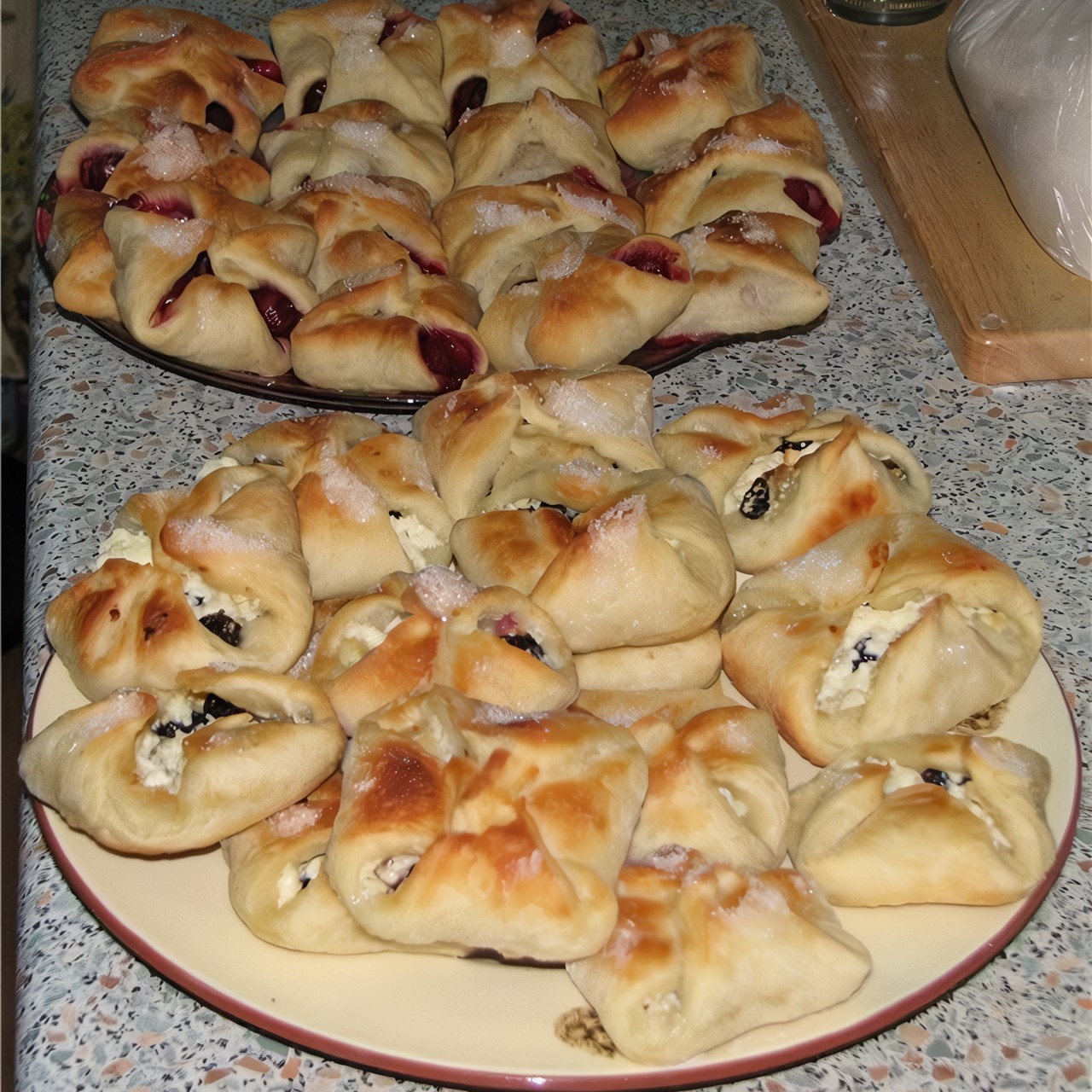 Конвертики с черной смородиной, бананом и маскарпоне