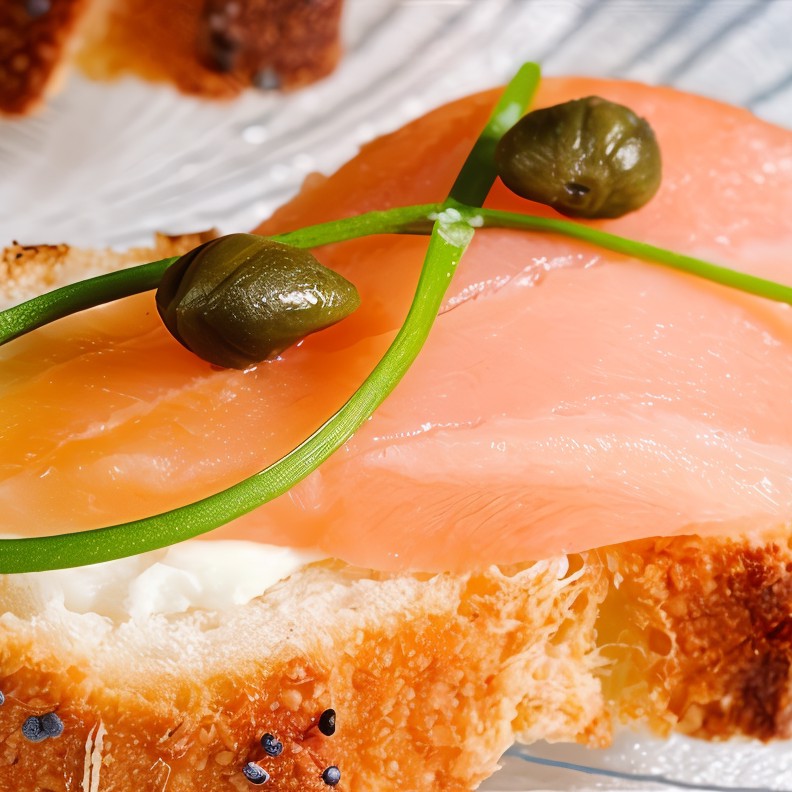 Копченый лосось с коньячно-тминным майонезом на тостах из французского хлеба