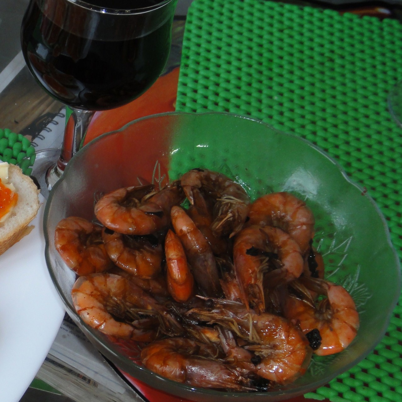 Королевские креветки с базиликом в красном вине