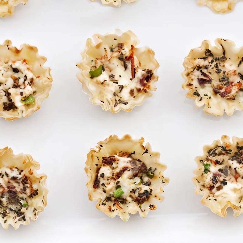 Корзиночки из слоеного теста с беконом «Тарт фламбе»