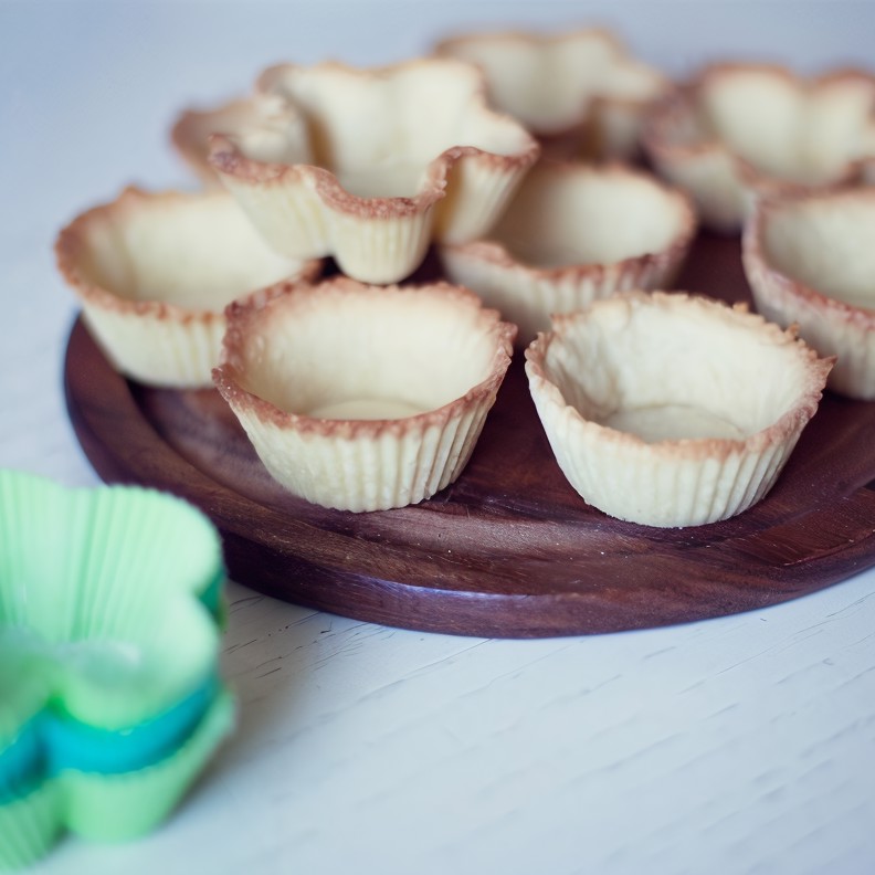 Корзиночки с белым шоколадом и клубникой