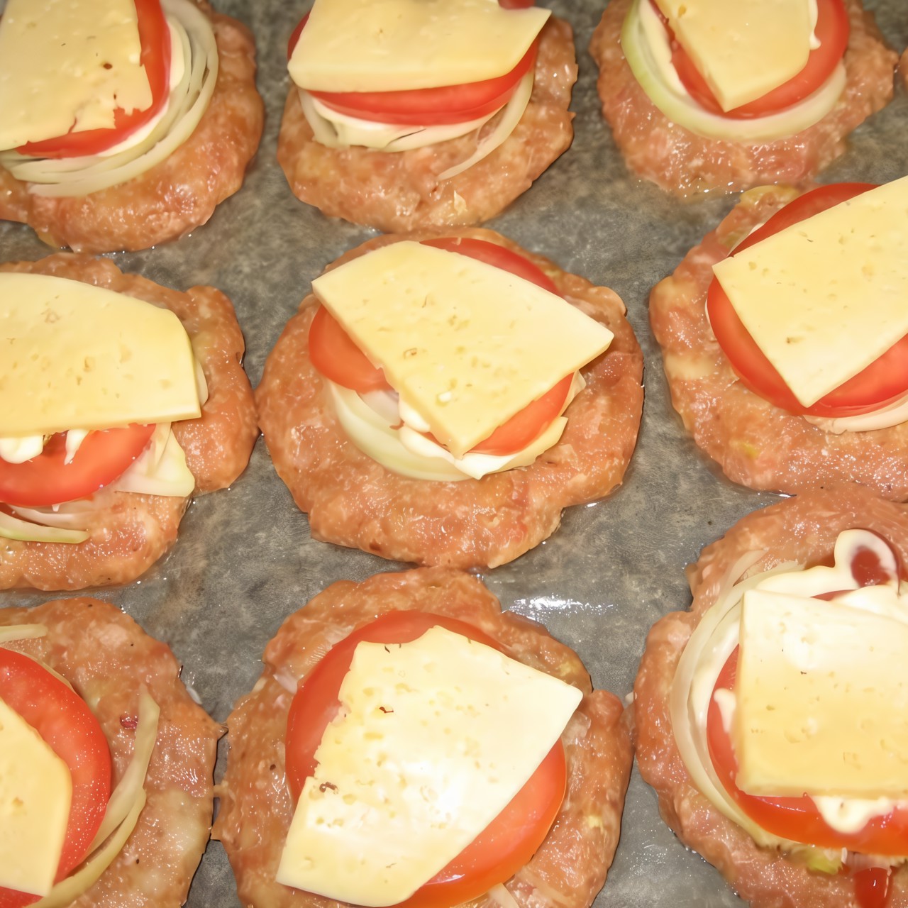 Котлеты в духовке с помидорами и луком