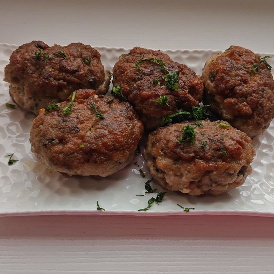Котлеты из домашнего фарша со шпинатом