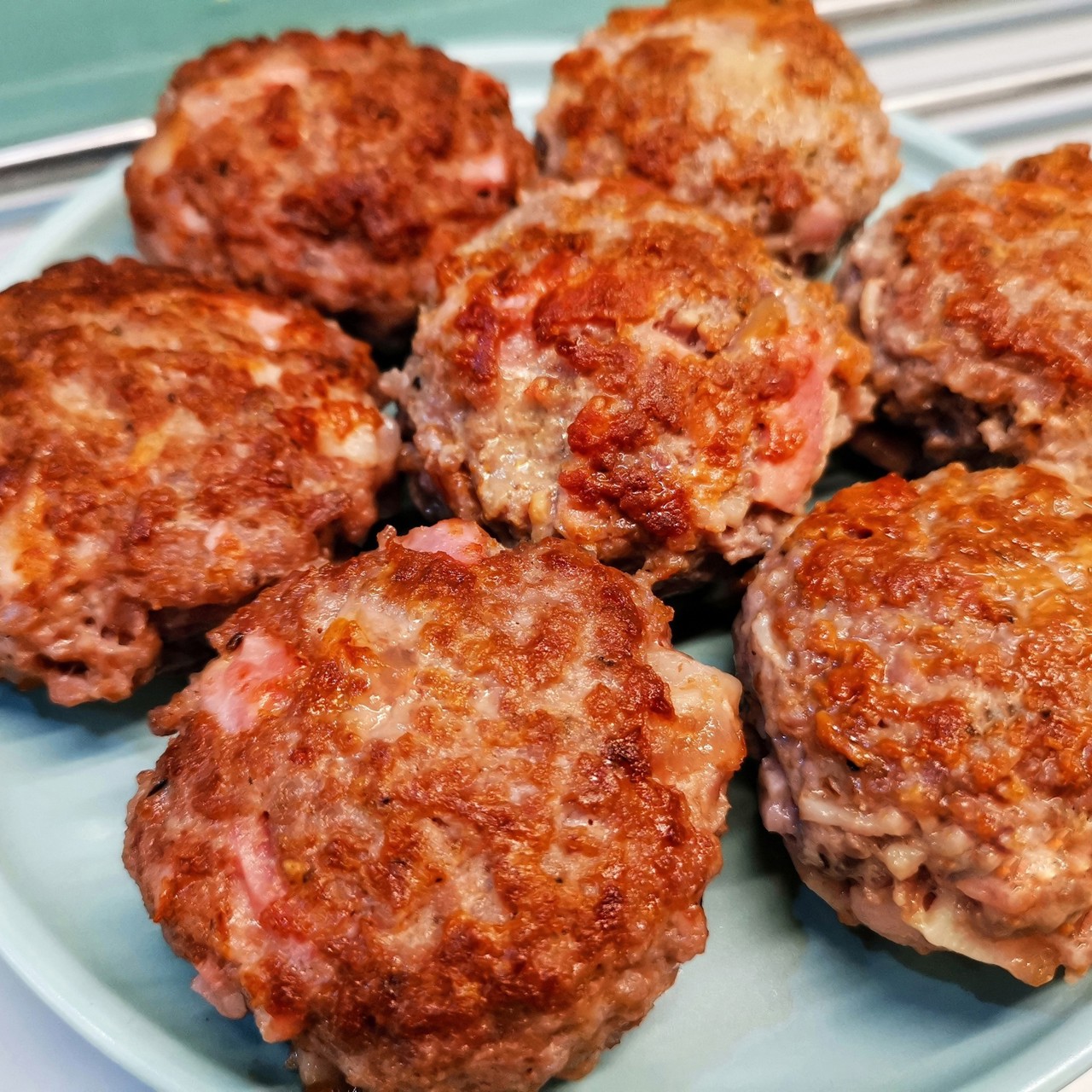 Котлеты из фарша с беконом