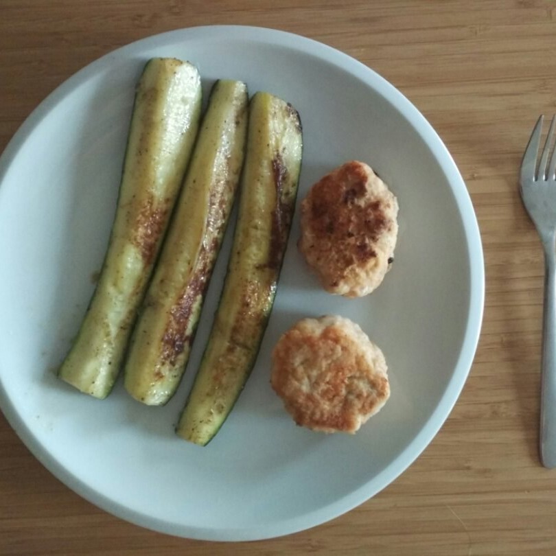 Котлеты из лосося и трески с гарниром из цукини