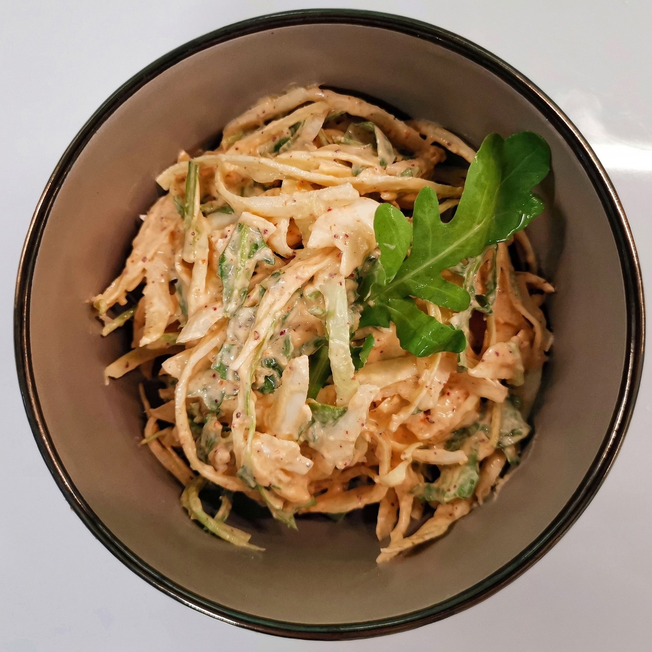 Коулсло с соусом цахтон