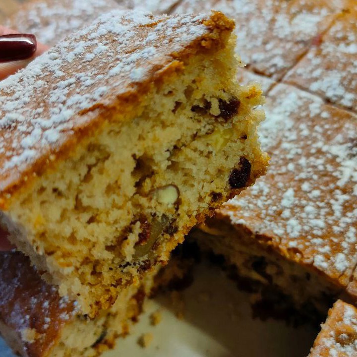 Коврижка с изюмом, сушеной вишней и орехами