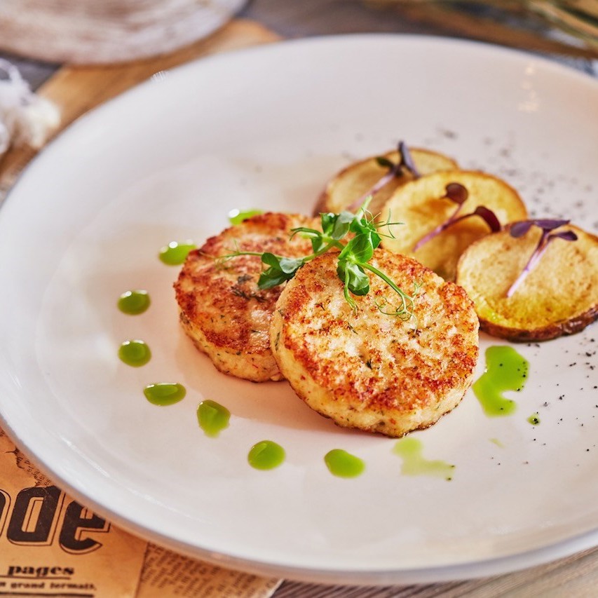 Крабовые котлеты с печеным картофелем