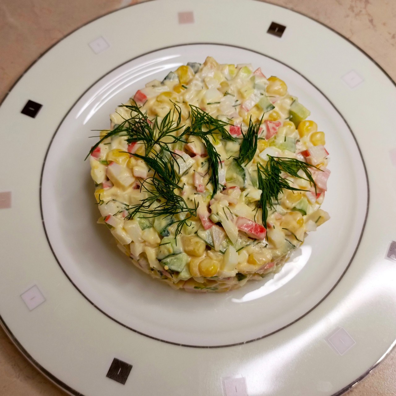 Крабовый салат с кукурузой и свежими огурцами