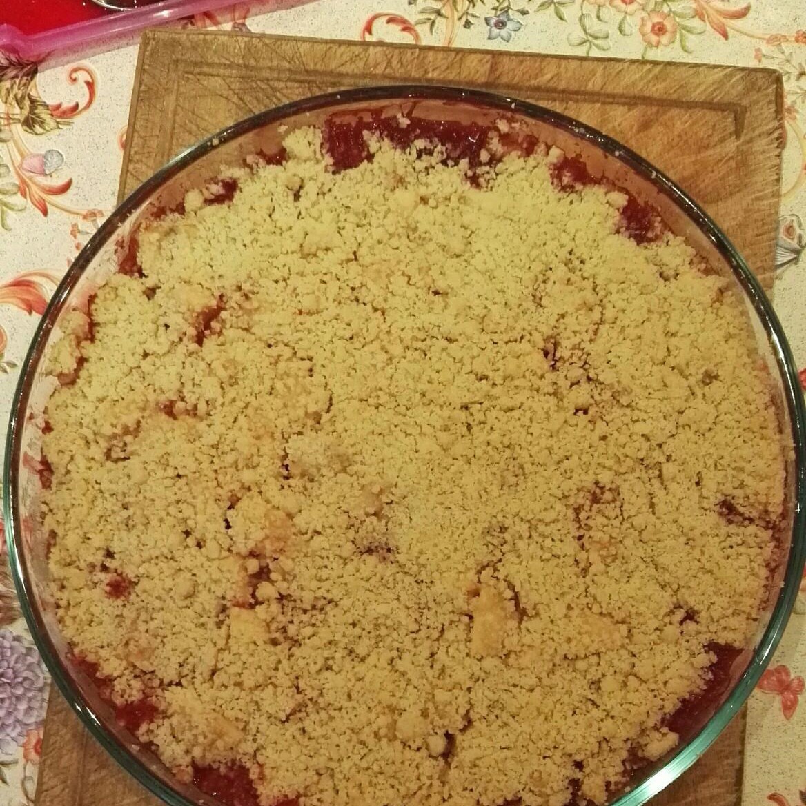 Крамбл с яблоками и клубникой