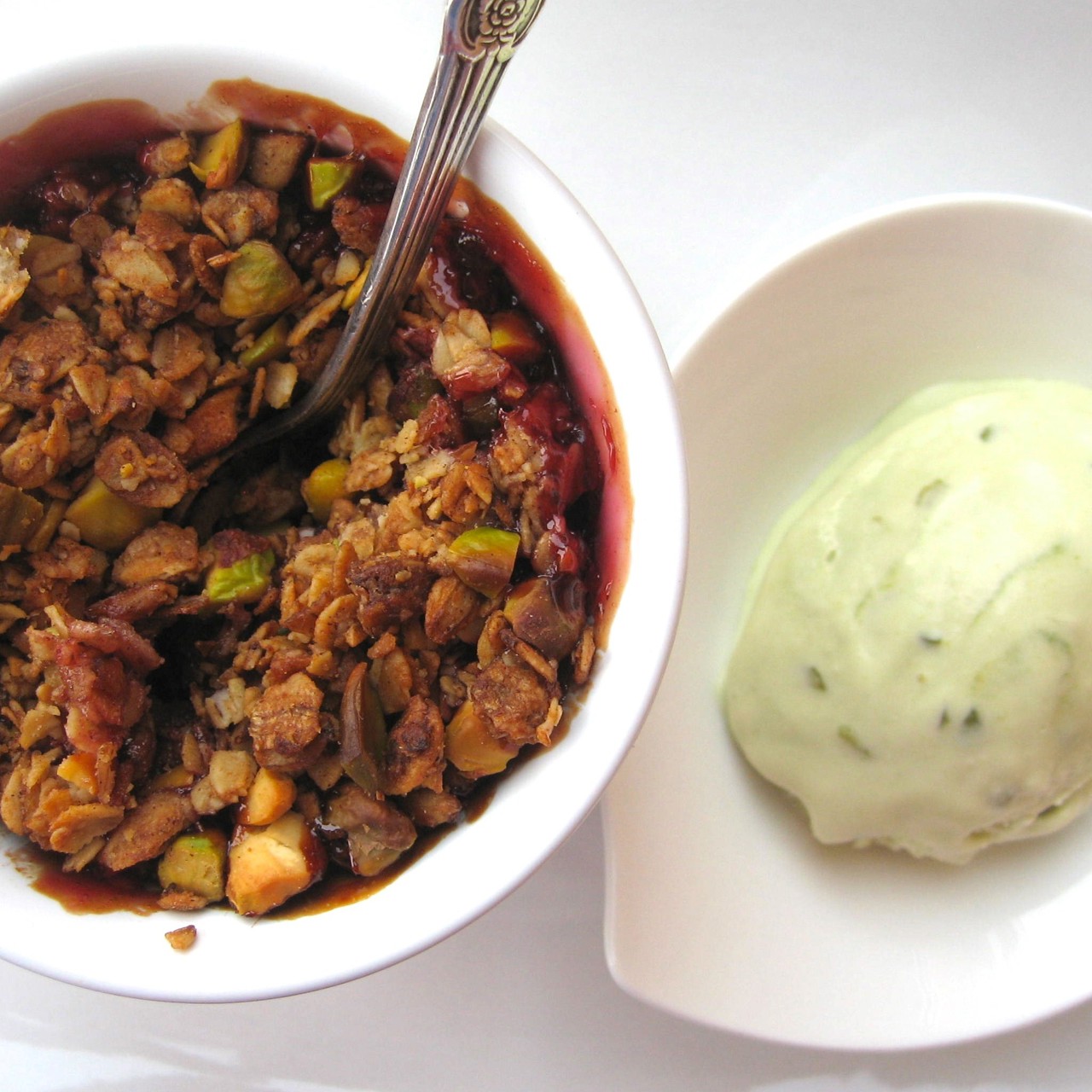 Крамбл с клубникой, сливой и фисташками