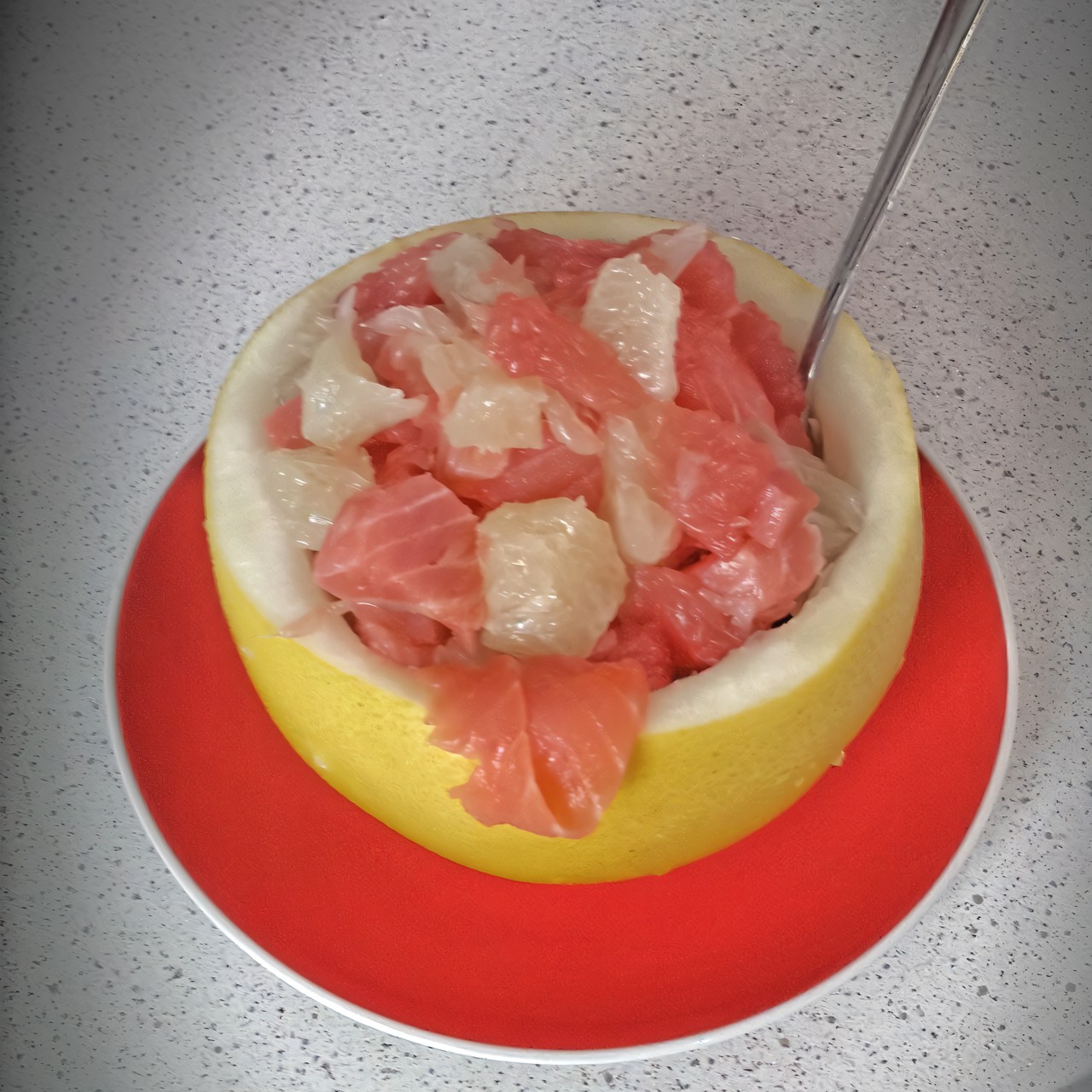 Красная рыба с помелой