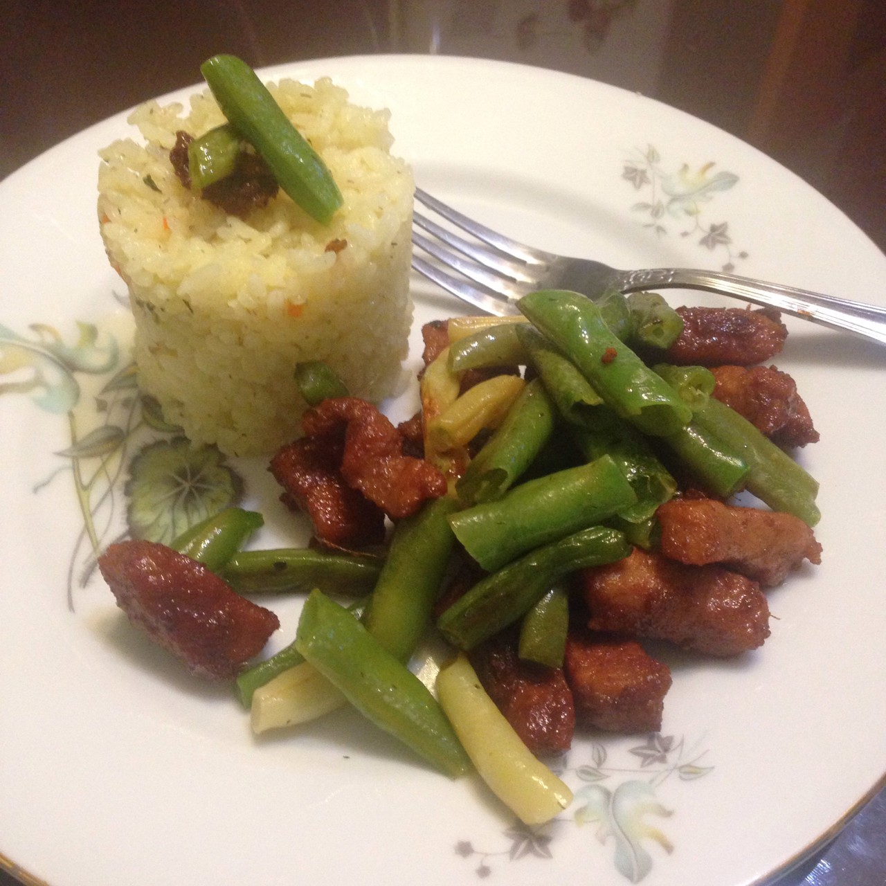 Красная свинина с фасолью