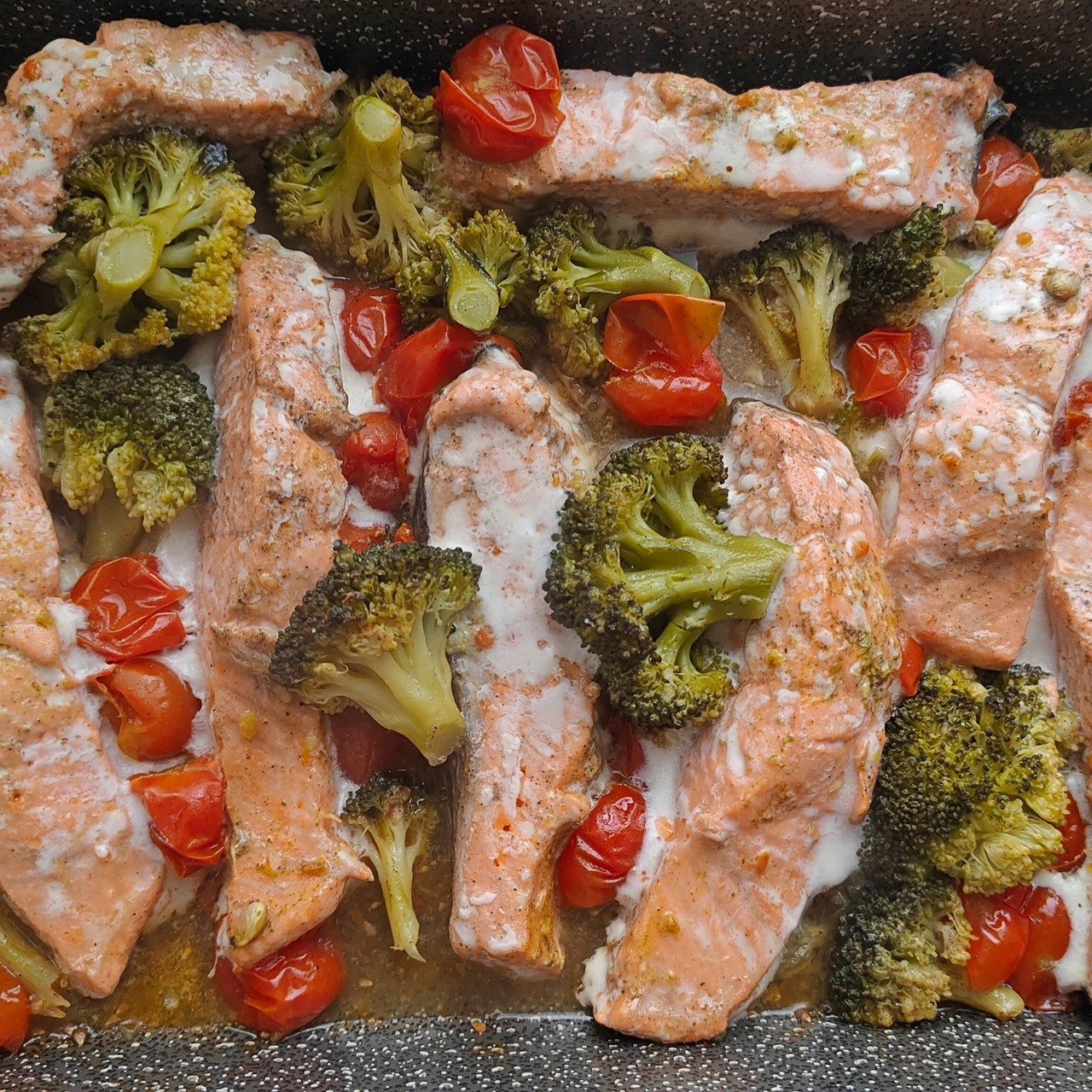 Красная рыба с брокколи и помидорами черри