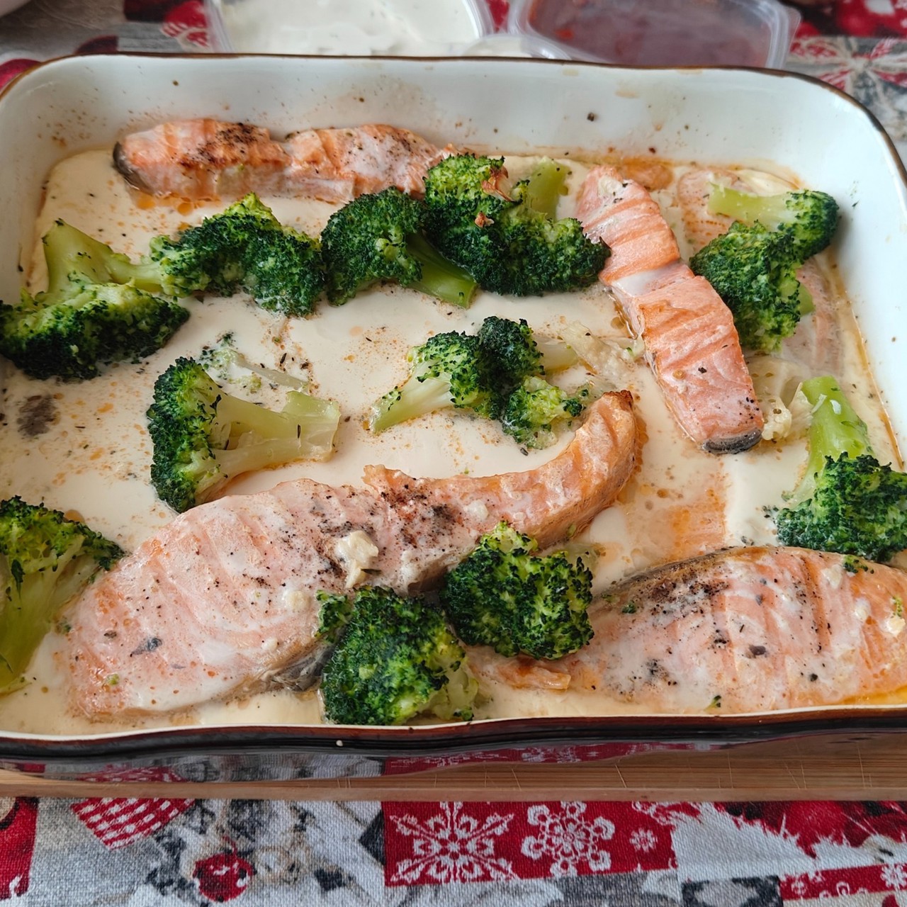 Красная рыба с брокколи в сливочном соусе