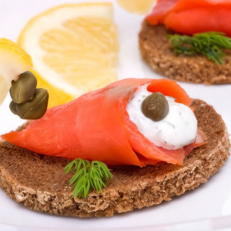 Крекеры с копченой форелью и лимонно-укропным майонезом