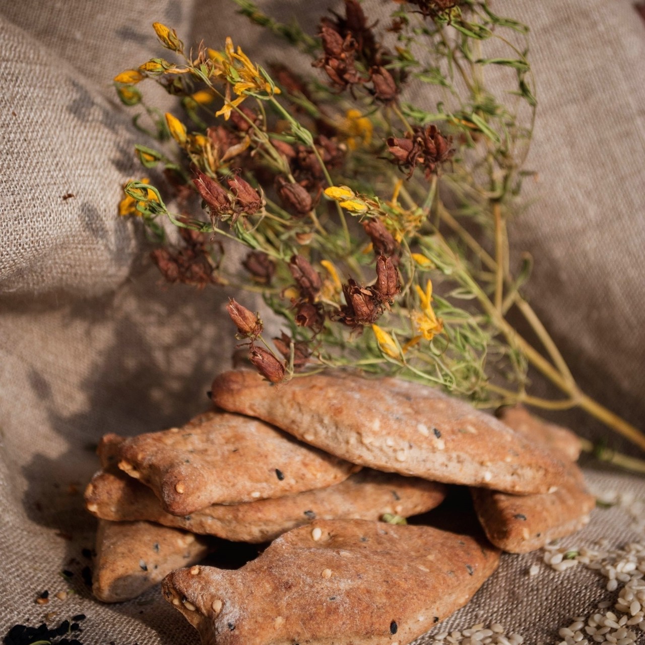 Крекеры с кунжутом и калинджи