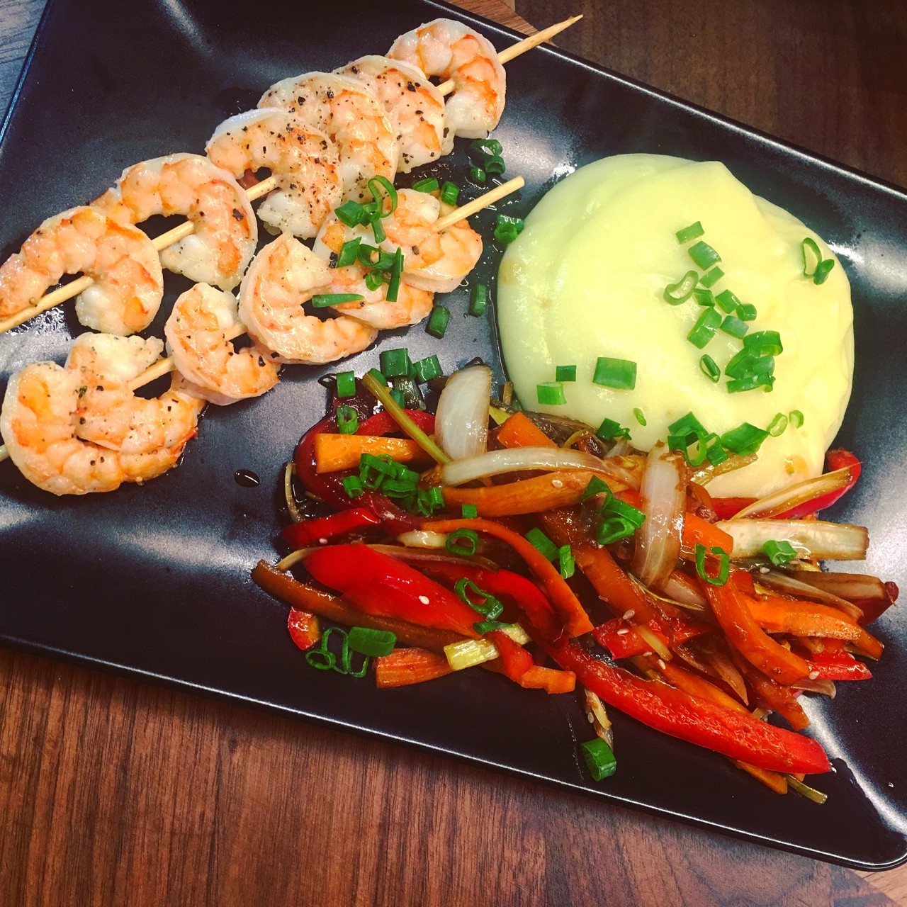 Креветки на шпажках с пюре с васаби и жареными овощами