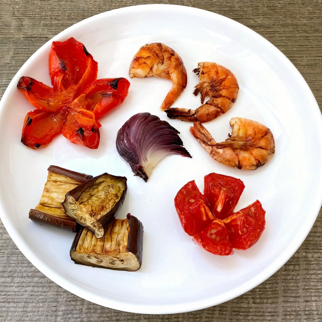 Креветки с овощами в духовке под острым соусом