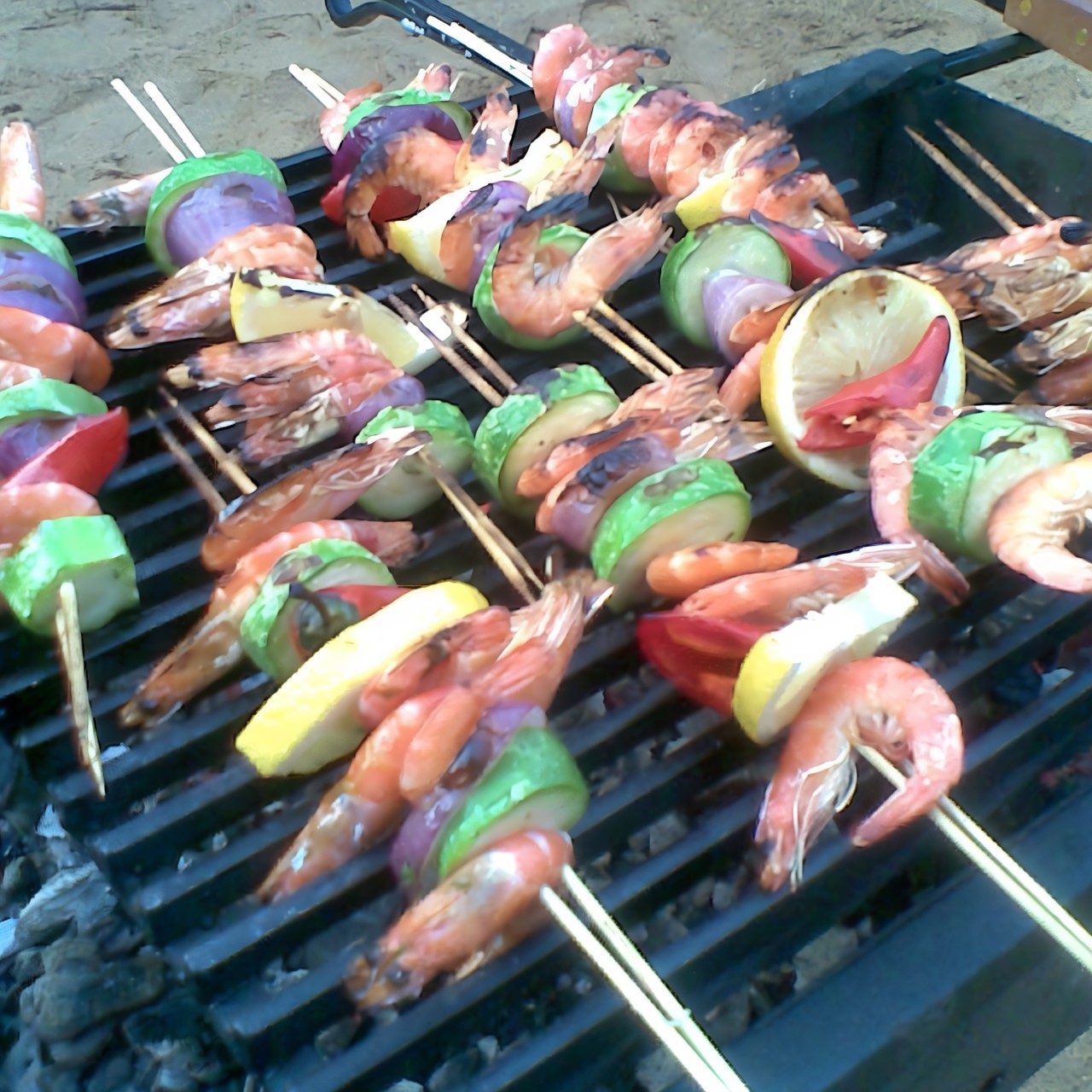 Креветки с розмарином на шпажках