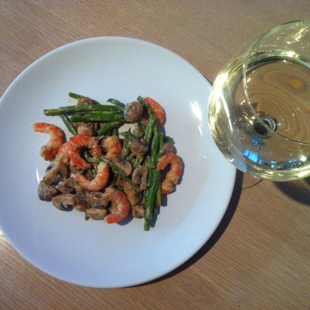 Креветки со спаржей и грибами в сливочном соусе