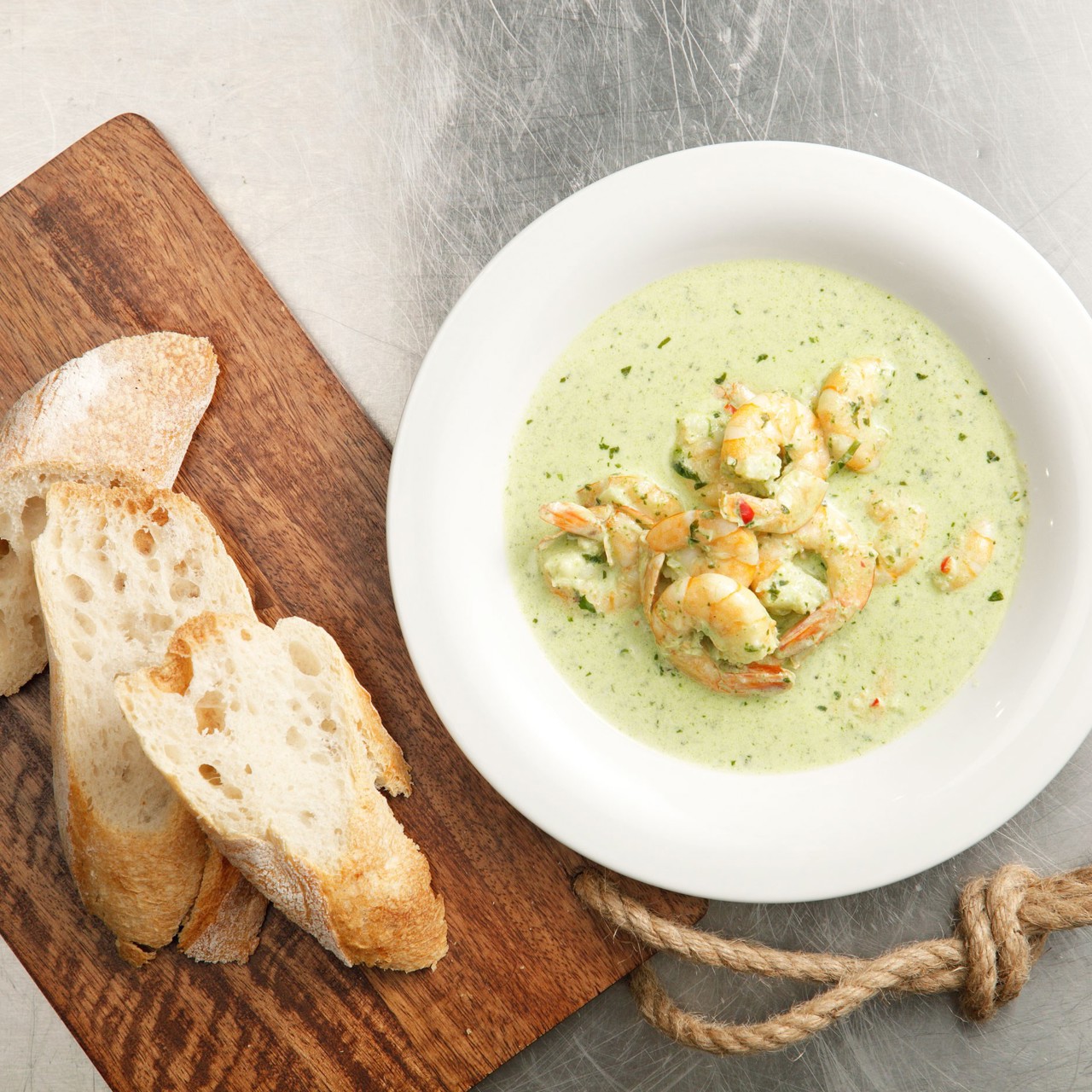 Креветки в соусе песто