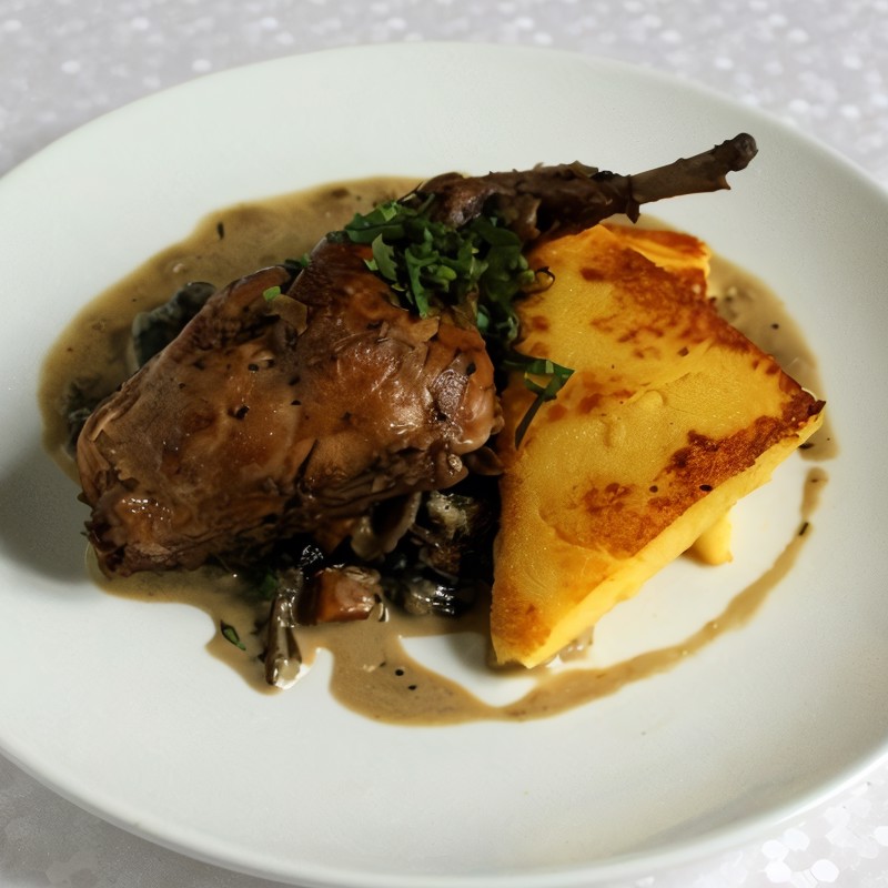 Кролик с грибами и хрустящей полентой