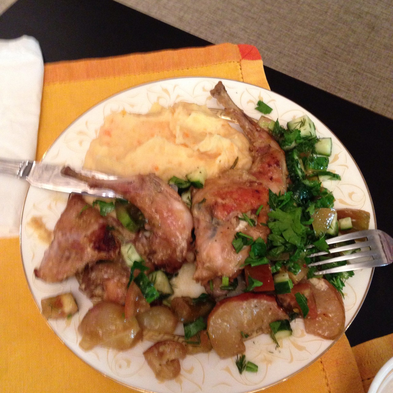 Кролик с яблоками, тушеный в вине