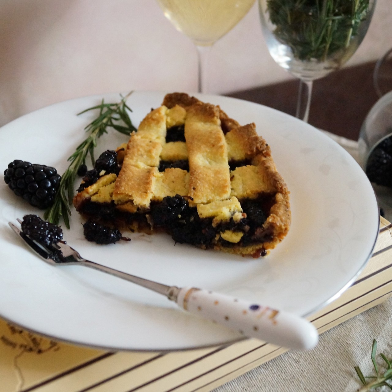 Кростата с шелковицей, розмарином и белым вином