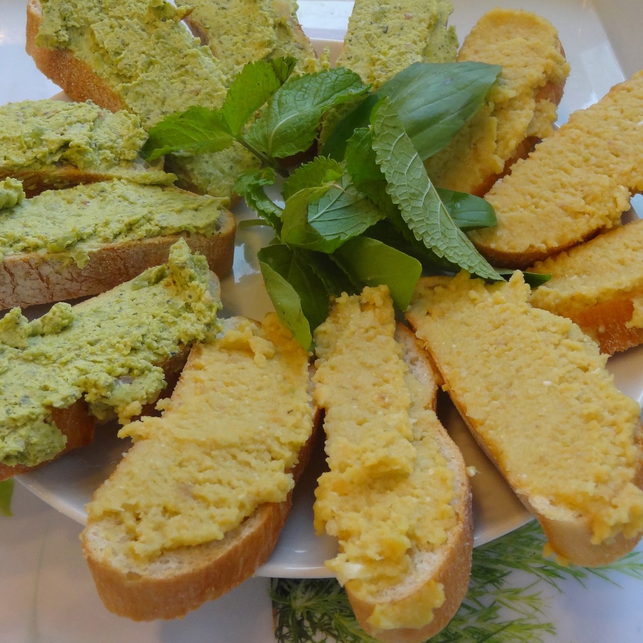 Кростини по-средиземноморски с нутом и оливками