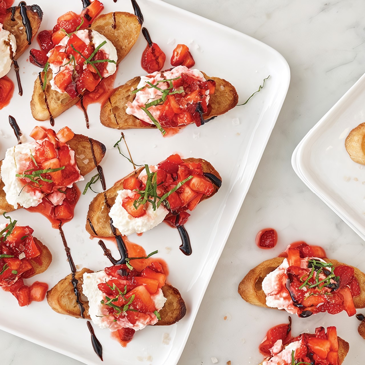 Кростини с клубникой, базиликом и корицей