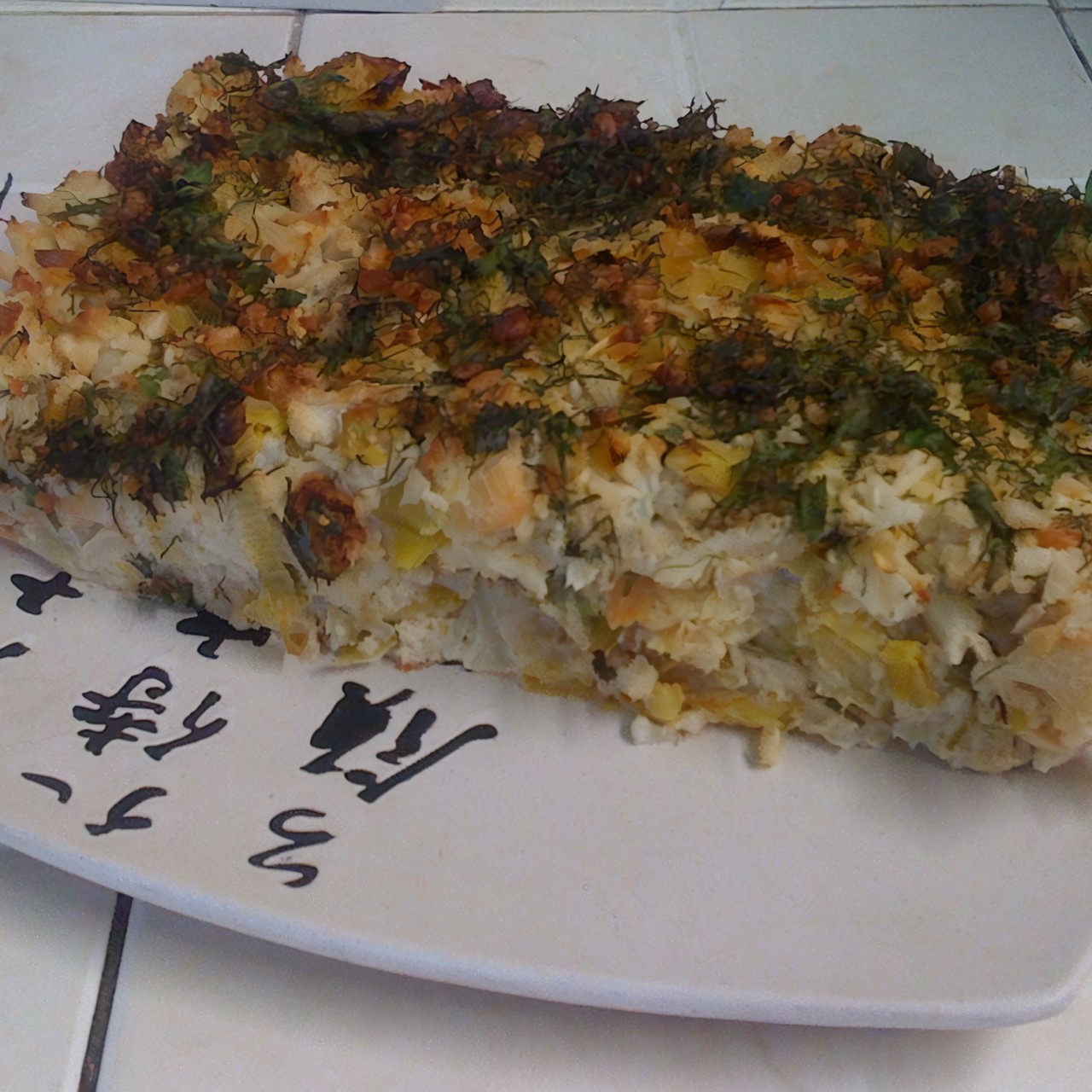 Кугель из цветной капусты и порея с миндально-травяной корочкой