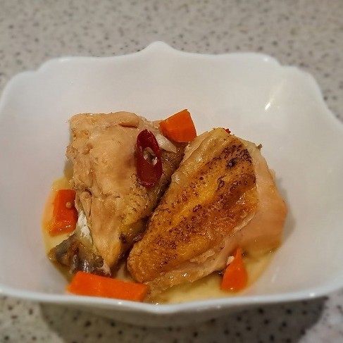 Курица домашняя, тушенная в духовке