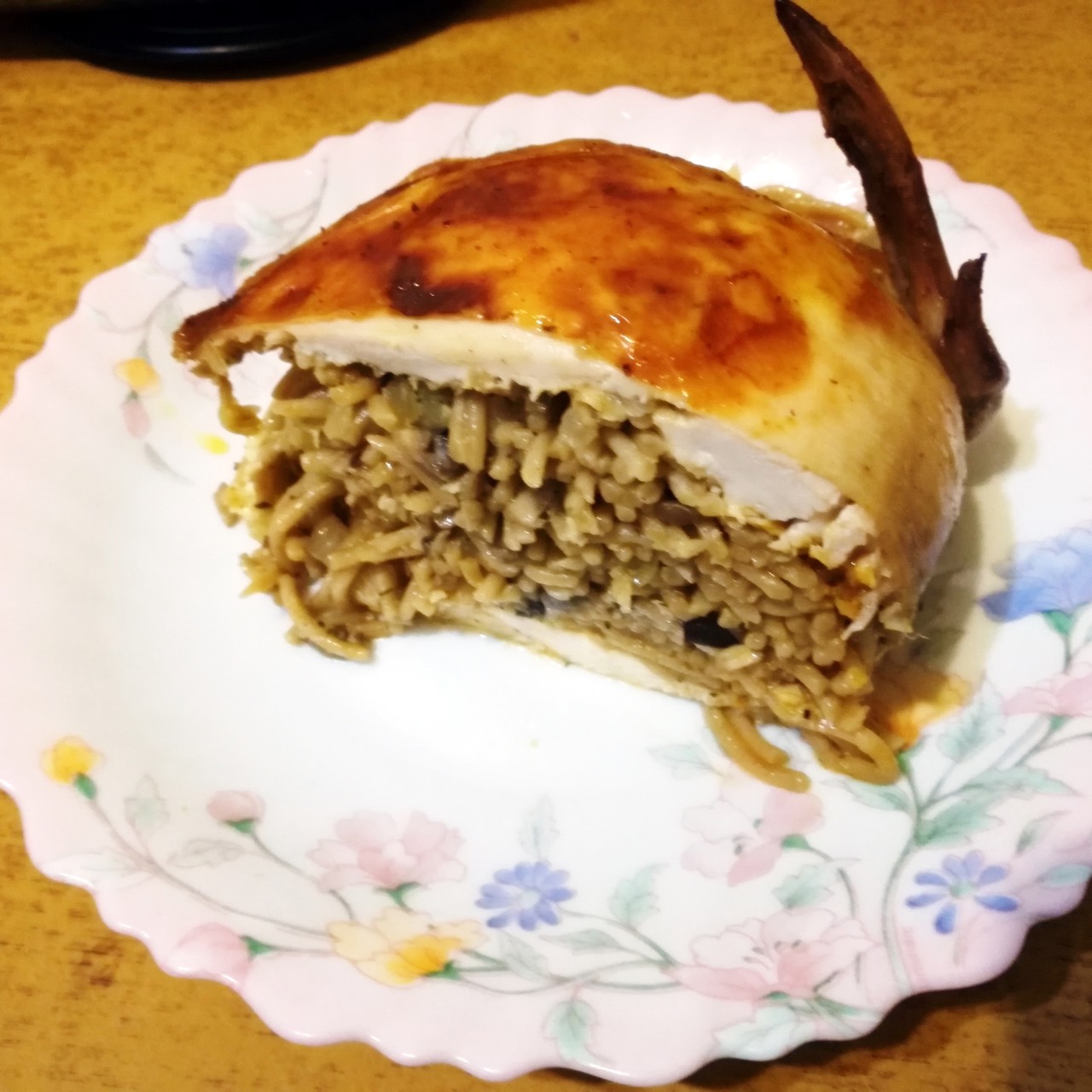 Курица, фаршированная спагетти и грибами