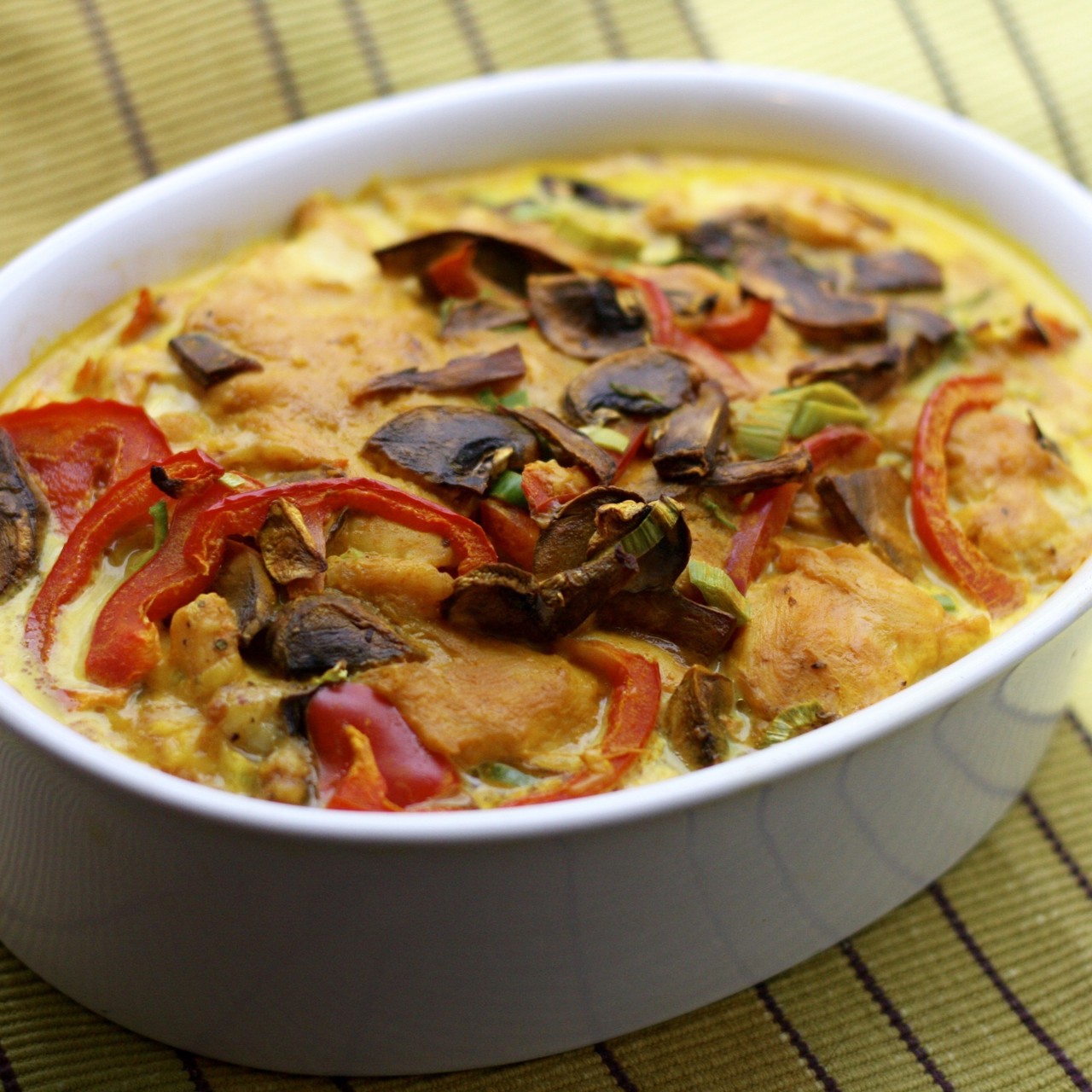 Курица карри запеченная с сыром и овощами