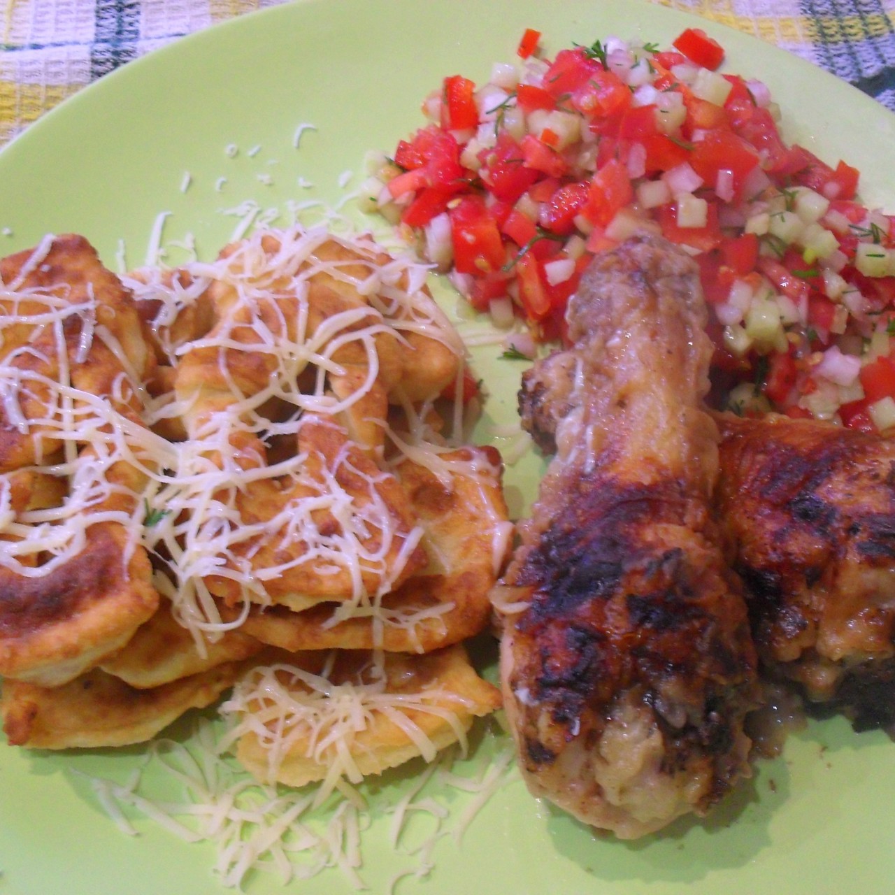 Курица с картофельным хворостом и овощами пико