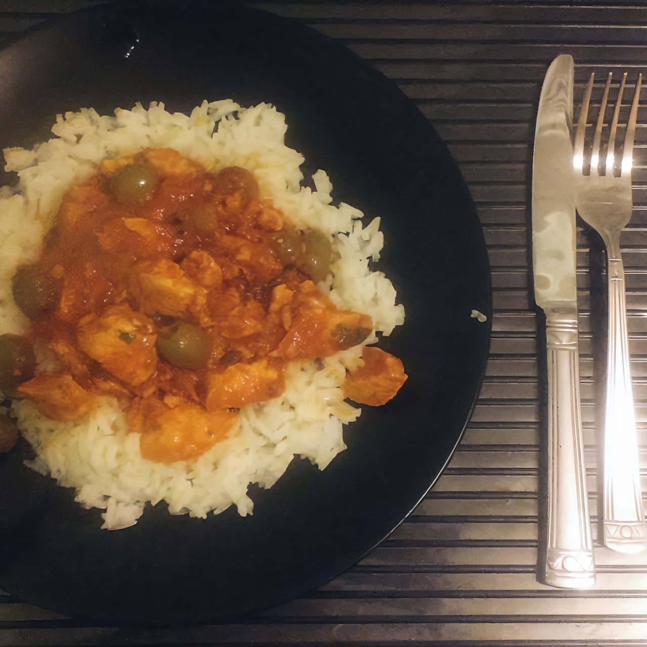 Курица с оливками и томатами