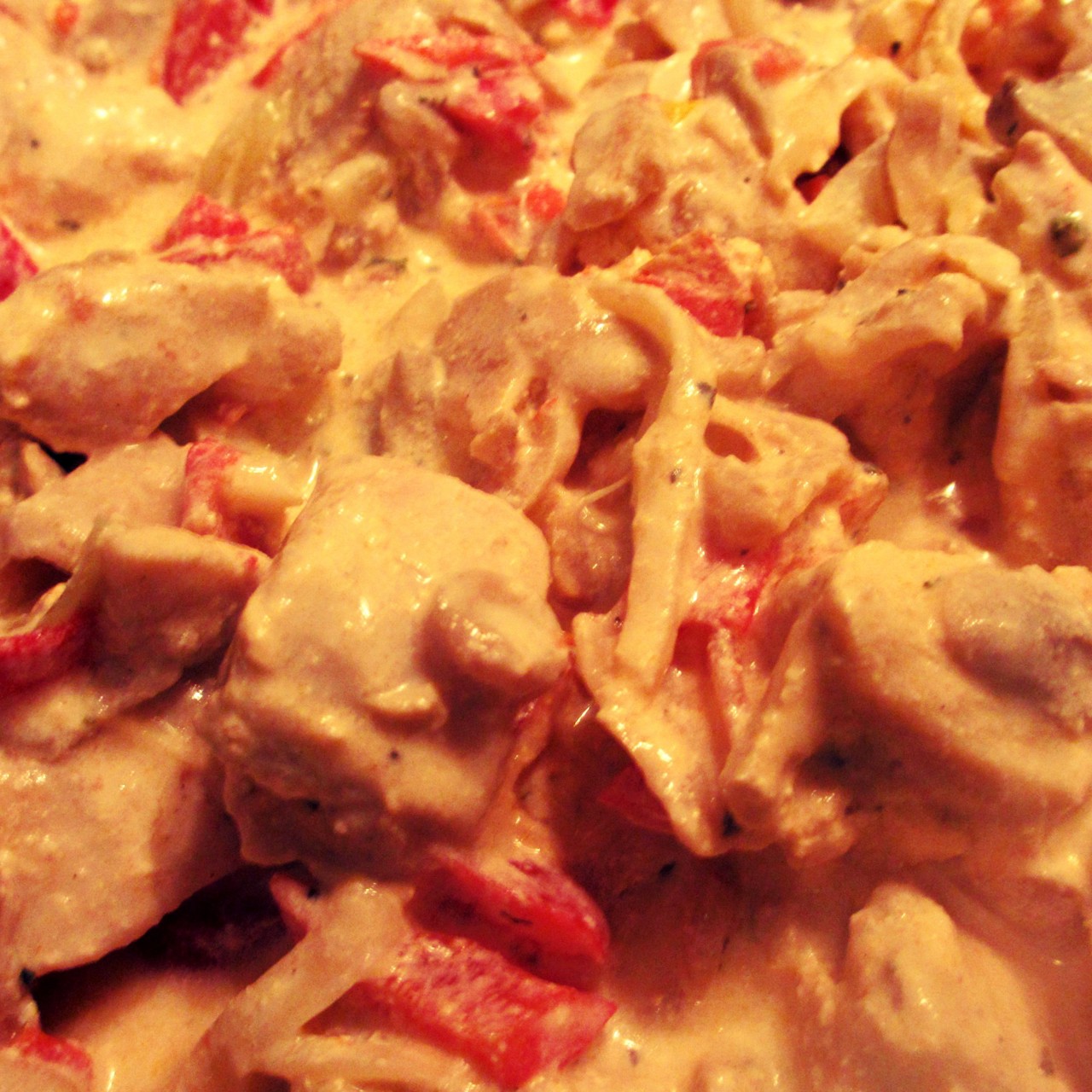 Курица с овощами и шампиньонами, тушеная в сливках