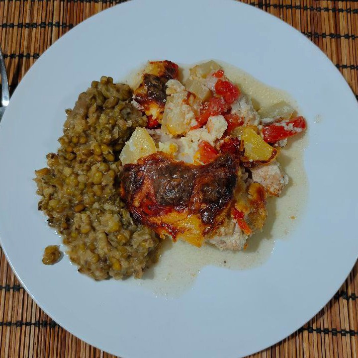 Курица с помидорами и ананасами в духовке