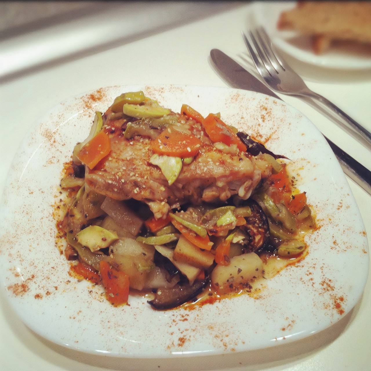 Курица с розмарином под овощами