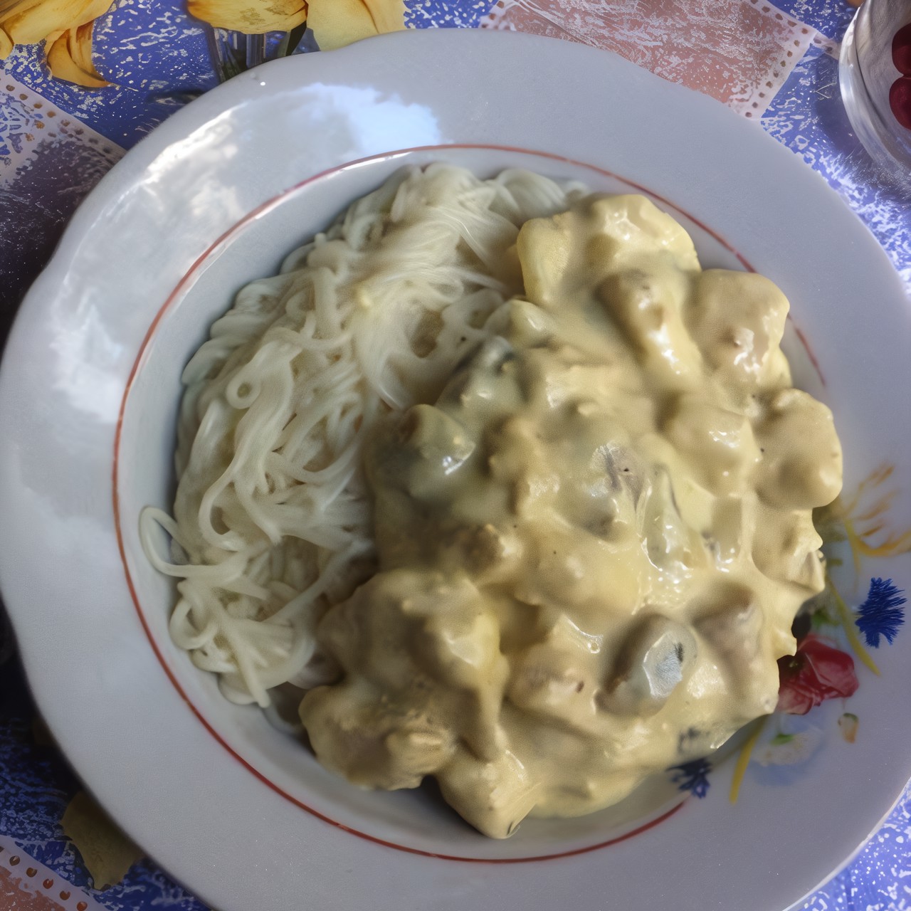 Курица с шампиньонами в сливочно-сырном соусе